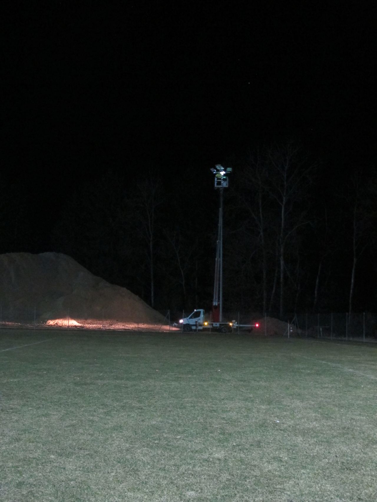 Umbau der Flutlichtanlage bei Nacht